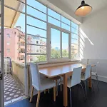 Spacious With Balcony In A Coliving In Alameda Quarto em Acomodações Particulares