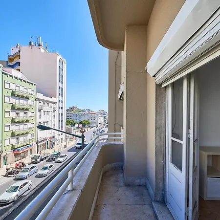 Spacious With Balcony In A Coliving In Alameda Δωμάτια σε οικογενειακή κατοικία *