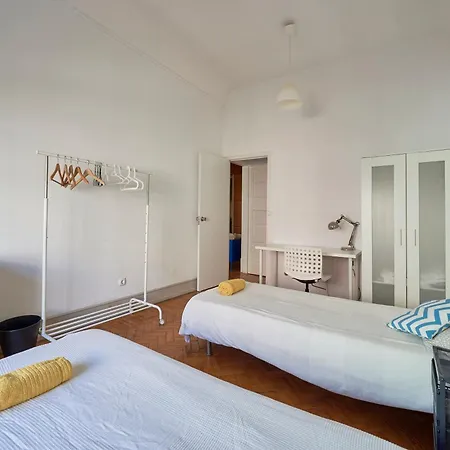 Spacious With Balcony In A Coliving In Alameda Δωμάτια σε οικογενειακή κατοικία *