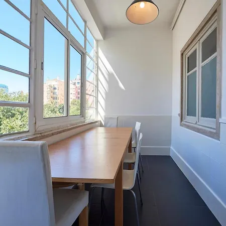 Spacious With Balcony In A Coliving In Alameda Lisbon